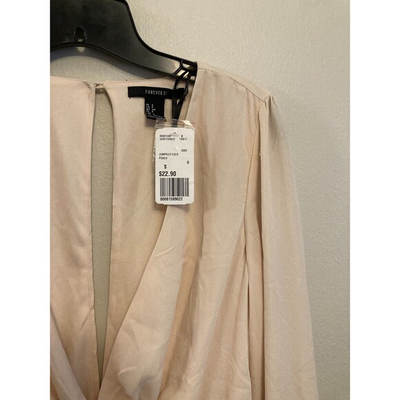 Forever 21 Women’s Romper Peach Long Sleeve Sequins Keyhole Back Small NWT - Picture 4 of 16